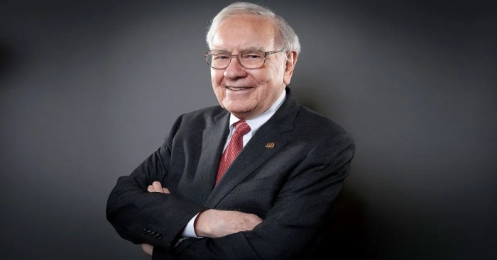 Warren Buffett left his Berkshire Hathaway job with a parting lesson for young Gen Z workers: 'Be very careful who you work with'