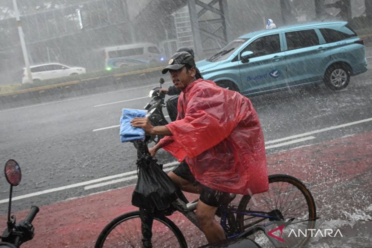 Cuaca di kota-kota besar umumnya berpotensi diguyur hujan